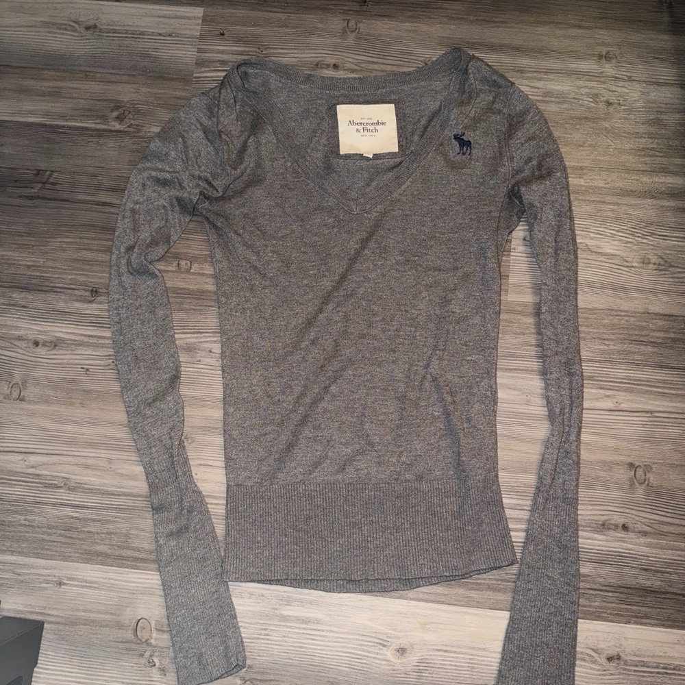 Abercrombie & Fitch Heather Gray V-Neck Sweater - Picture 2 of 6